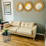 Апартаменти Elegant In Ivory - Ac & Smart Tv